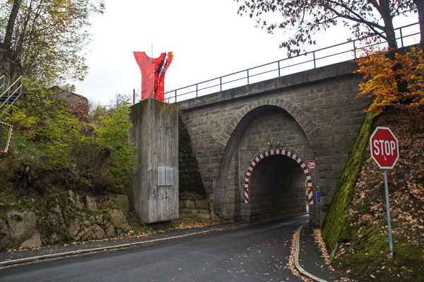 Ein Unikum: Die Fallsperre an der Bahnbrücke. Wäre der Speznaz gekommen, hätte man den Sockel weggesprengt und die Sperre wäre vor den Tunnel gefallen. Jetzt ist es Kunst.