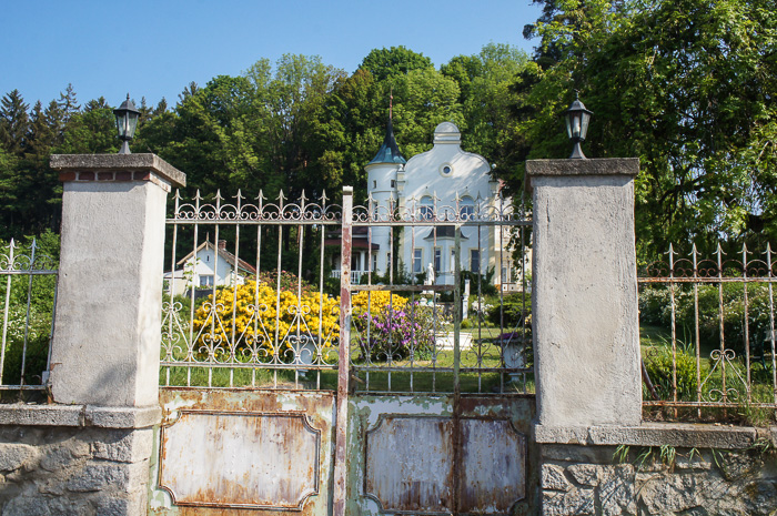 Schloss Milada. Erste Fluchtgedanken werden laut: Einige wollen hier übernachten und Prinzessin spielen.