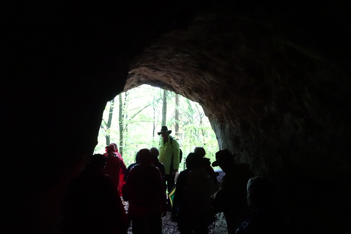 Ah, eine Höhle. Ob hier mal ein armer Einsiedler lebte? Ein Bettelmann? Sturmfrei?