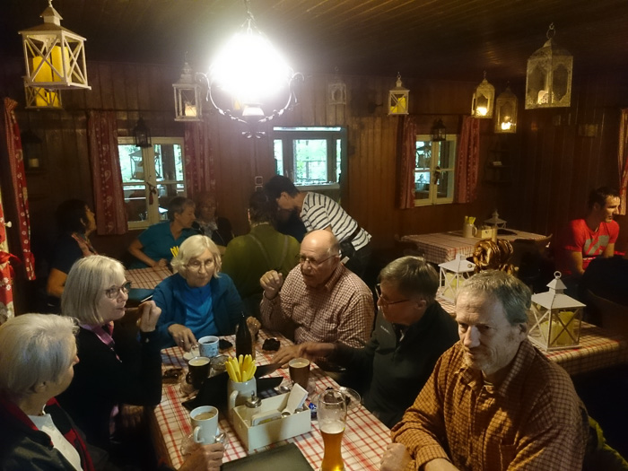 Blaubeerkuchen, a Sulz oder a Bier. Oder alles. Sehr gemütlich und kalorientechnisch positiv.