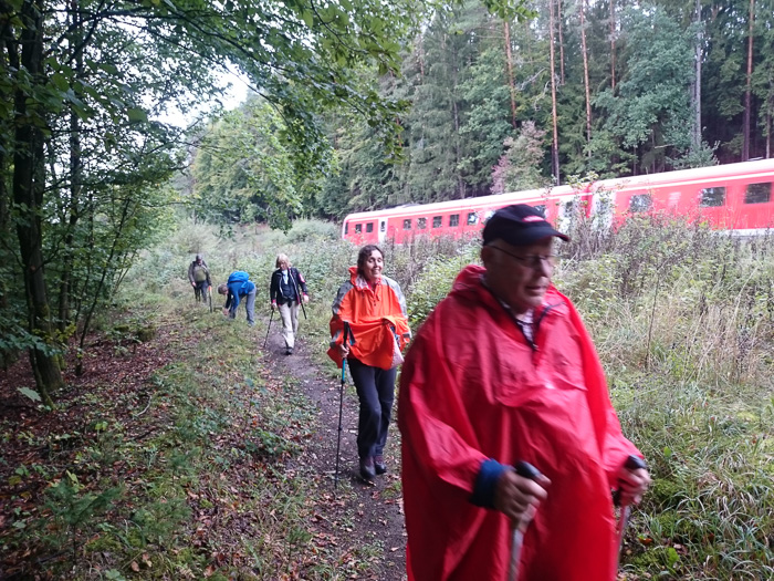 Immerhin sind wir schon am Bahngleis. Die DB verkehrt noch im Stundentakt.