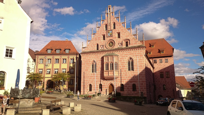 Vielleicht bringt Fabienne das Rathaus ein wenig auf Verfallskurs, so dass die Stadt ein einheitliches Erscheinungsbild erhält!?