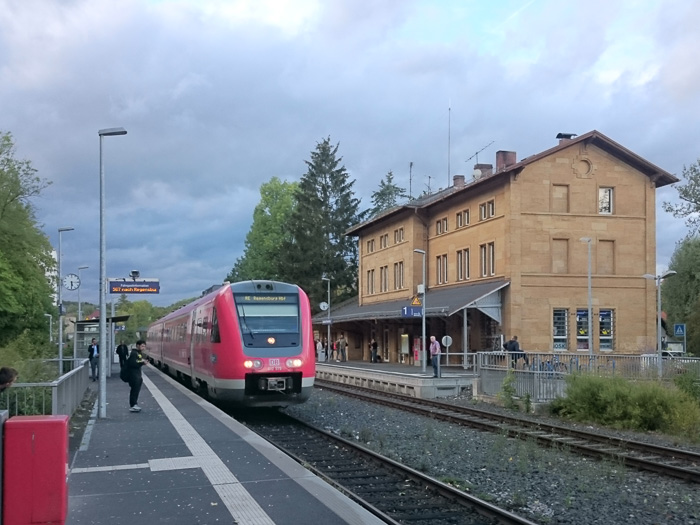 Wir fahren heim. Um 20 Uhr zerstört Fabienne große Teile Regensburgs unwiederbringlich. Wir kehren hierher zurück und beziehen einige der heute gesehenen Höhlen! - Bringt Geld mit, das erspart uns das Betteln!