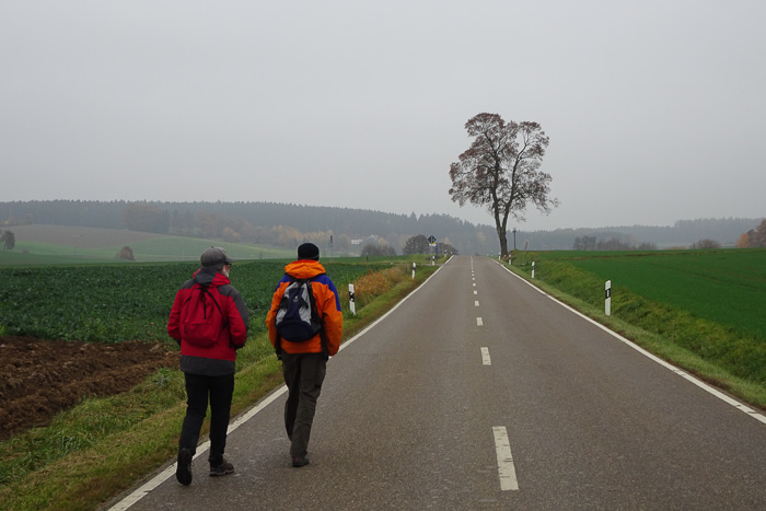 Bis zum Frauenbrünnl geht der Weg auf der Landstraße. Heute, Sonntag, ist wenig los.