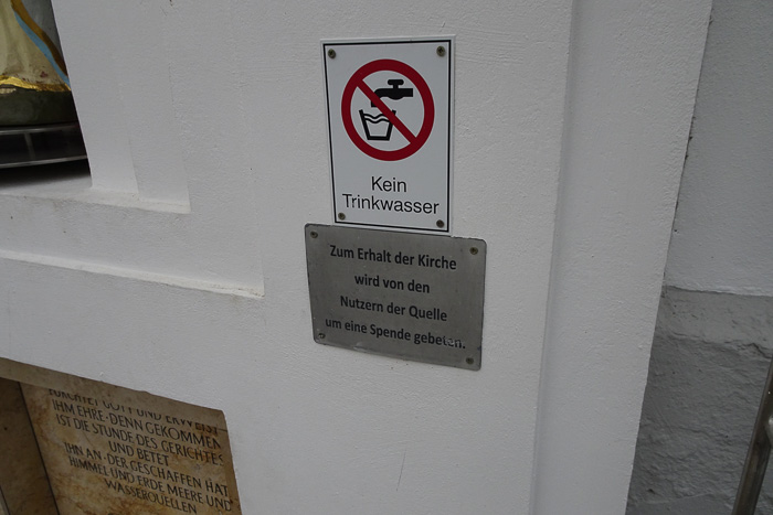 Zwar wird das klare Quellwasser gepriesen, aber man darf es nicht trinken. Dann vielleicht gurgeln? 