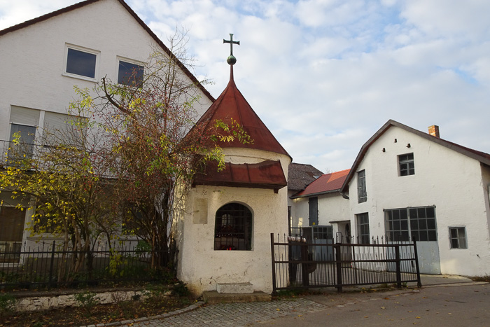 Pentling. In der Votivkapelle von 1649 befinden sich zwei über 500 Jahre alte Statuen.