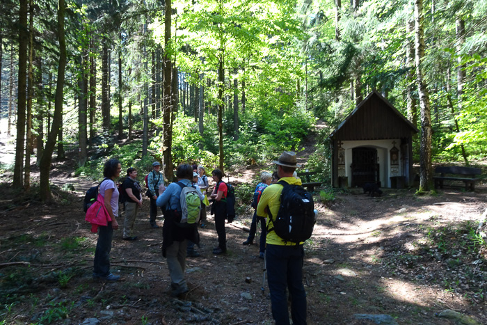 An der Kapelle erklärt der Wanderführer (leider verdeckt) die Modalitäten des modernen Ablasshandels. Man sollte ihn nicht zu ernst nehmen!