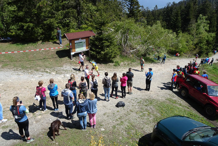 Lange nach uns treffen auch die Läufer des Bergtrails ein. Unser Protest, dass die verpflegt werden wir aber nicht, verhallt unerhört ...