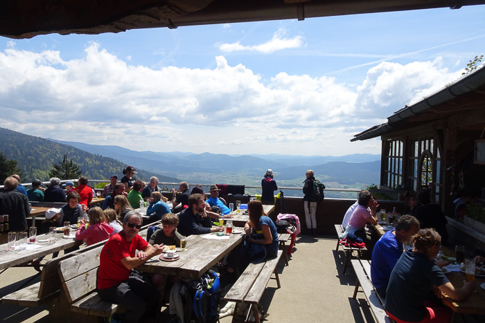 Mittagstein passt super. Punkt 12 Uhr sind wir auf der Kötztinger Hütte.