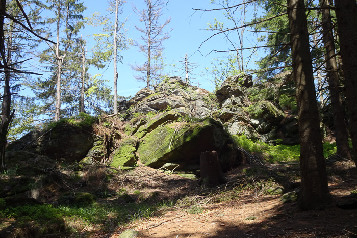 Die Landschaft ist karg und öde wie ein verwunschener Sonnensamstag.