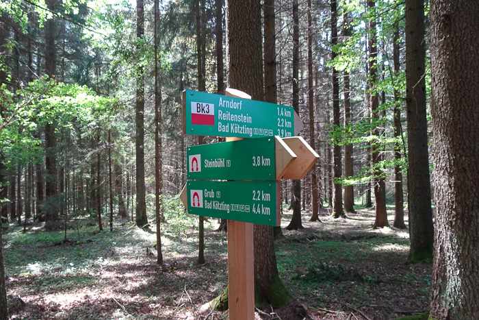 An der Kreuzung mit dem Hufeisenweg faselt der Wanderführer etwas von einem Hufeisentor ...