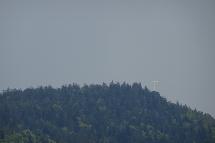 Leute, ist das Kreuz dort oben etwa in Wolken gehüllt? Was passiert da?