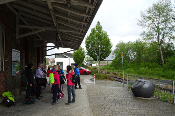 Nachdem sich wieder alle beruhigen konnten, erwarten wir gefasst die Einfahrt des Zuges.