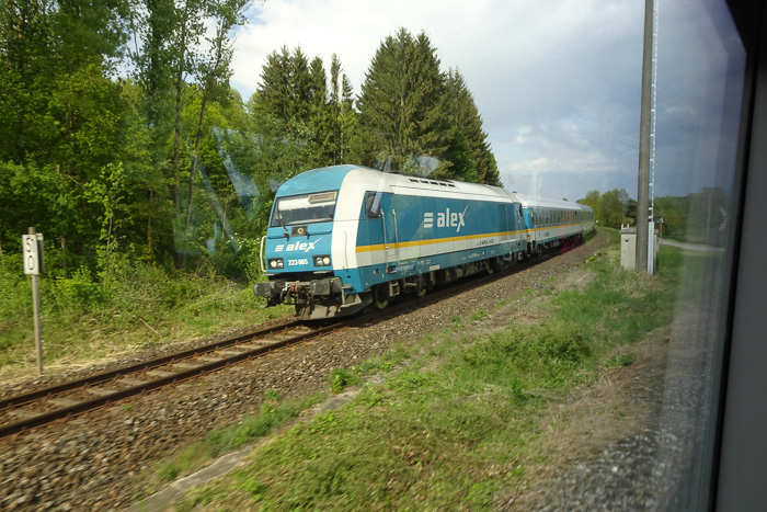 Bei der Bahn gibt es kein Rechts vor Links. Wir haben Vorfahrt und erwischen alle Anschlüsse und beschließen, diese Wanderung zu beenden.