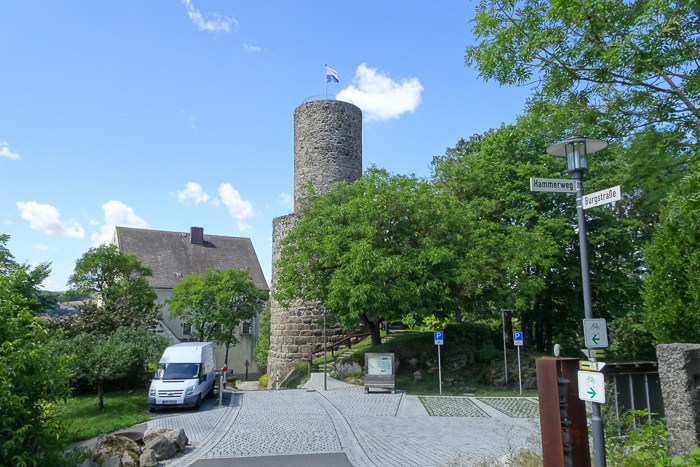 Oder der Butterfassturm neben der dazugehörigen Burg.