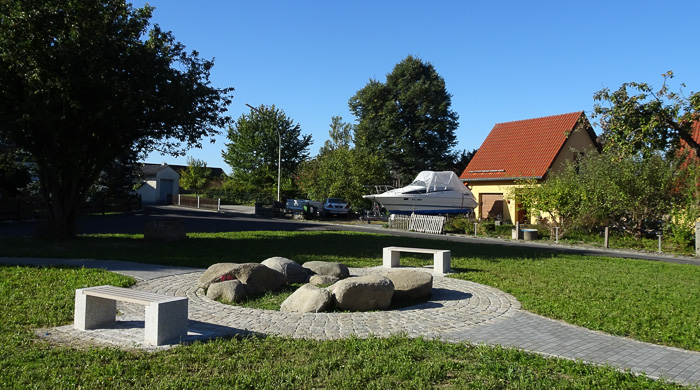 Die Ortsmitte wurde neu gestaltet. Leider hat die Verlegung an den Chiemsee nicht funktioniert.