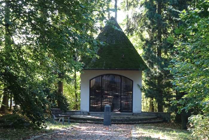 Am Ortsausgang liegt die Kriegergedächtniskapelle.