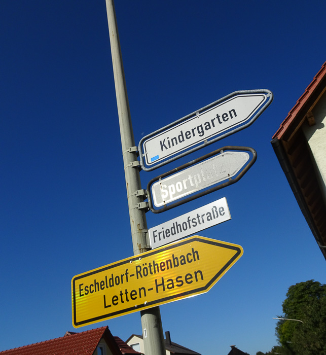 In Premenreuth ackern die Verblichenen auf dem Sportplatz.