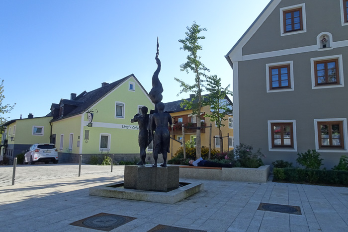 Neuhaus ist voll von Sehenswürdigkeiten, z. B. der Zoiglbrunnen mit lebender Schlafskulptur im Hintergrund.