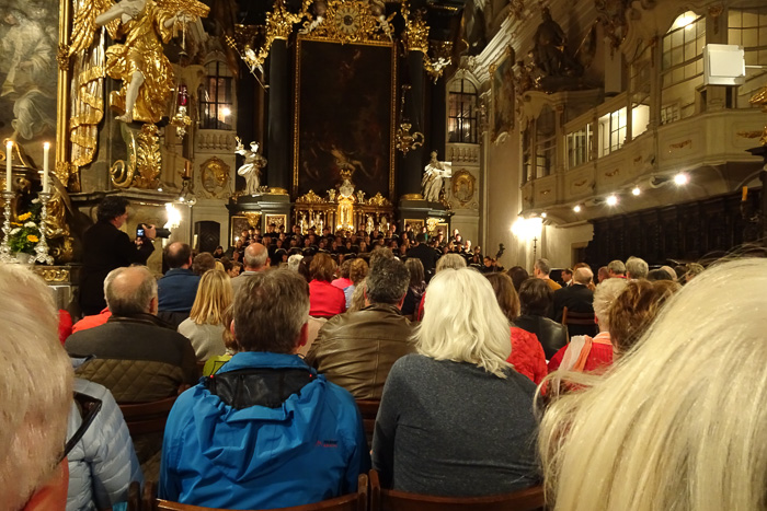 Im abendlichen Messias verstehe ich, warum Menschen mit Wanderkleidung in der Kirche sitzen: sie haben oft einfach keine Zeit mehr, sich umzuziehen.
