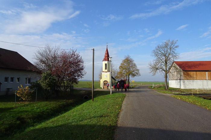 Und in Niederhinkofen finden wir sogar noch eine Kapelle.