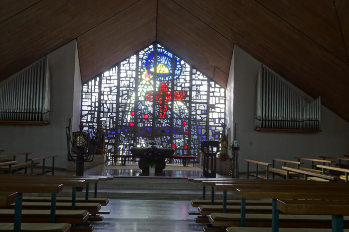 Ein kurzer Abstecher in die moderne Pfarrkirche ist noch drin.