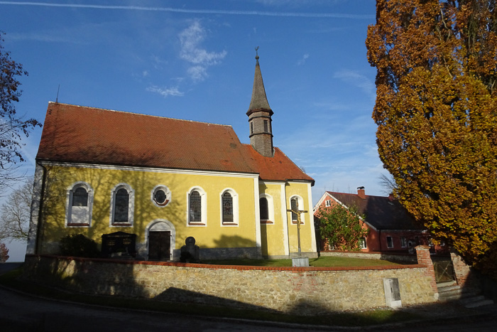 Laut Auskunft des hiesigen Pfarrers ist St. Vitus baufällig und kann nicht besichtigt werden.