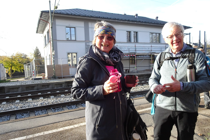 Das macht aber nix, wir sind am Bahnhof und warten auf den Airport-Express. Jetzt sind wir wieder da, wo wir sein hätten sollen wollen.