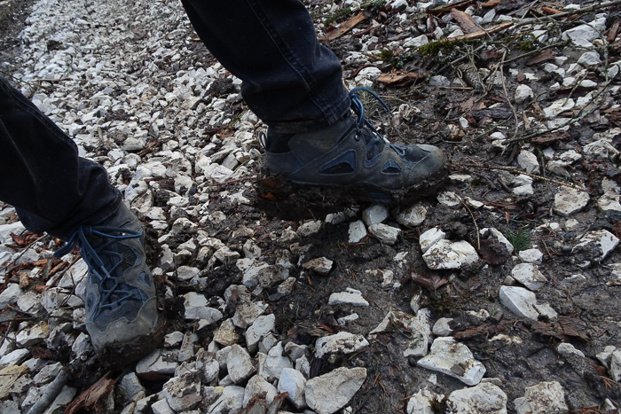 Unten angekommen versuchen sich alle Wanderteilnehmer durch Dreck an den Schuhen zu übertrumpfen. 