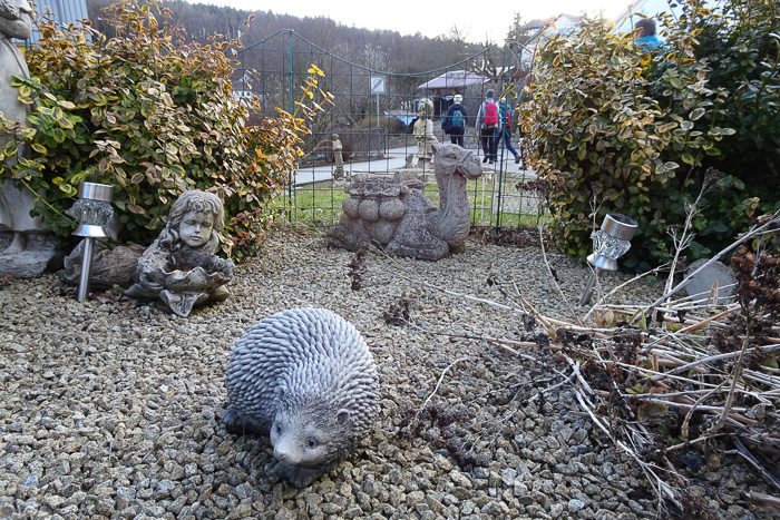 Weiter unten im Ort treffen wir auf einen Garten des Grauens.