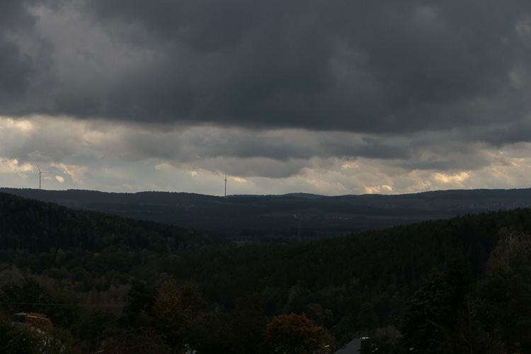 Die Windräder müssen kaputt sein. Plötzlich sind es wieder mehr Wolken. Zum Glück bleiben sie weitgehend kontinent.