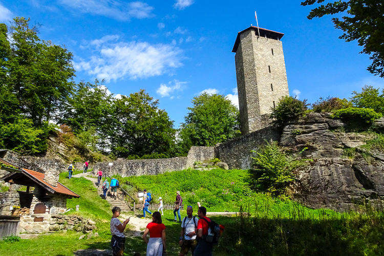 Wir sind nämlich auf der Ruine Altnußberg. Diese ist gastromäßig ...
