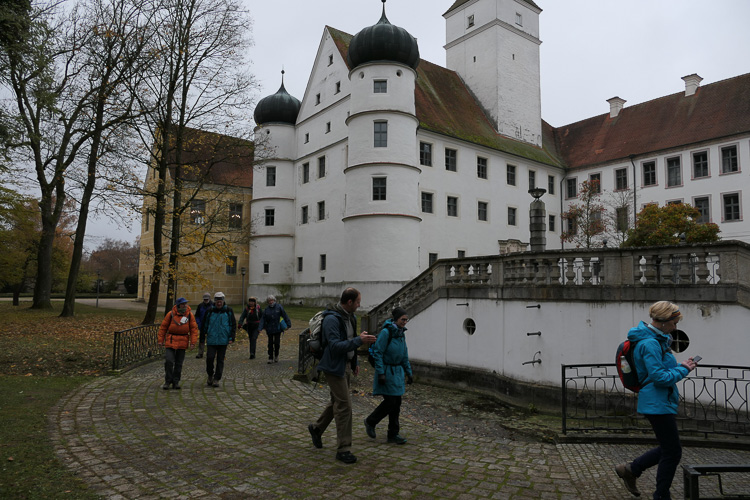 Gegründet im 11. Jahrhundert als Wasserburg und später leicht gepimpt. Heute Musikakademie. Alles nicht wirklich interessant.