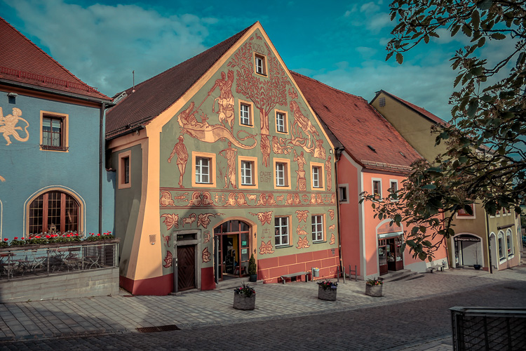 Der Künstler Karl Schmidt gestaltete dieses Haus nach 1923. Jetzt gehört es der Gemeinde und die unterhält ein Museum.