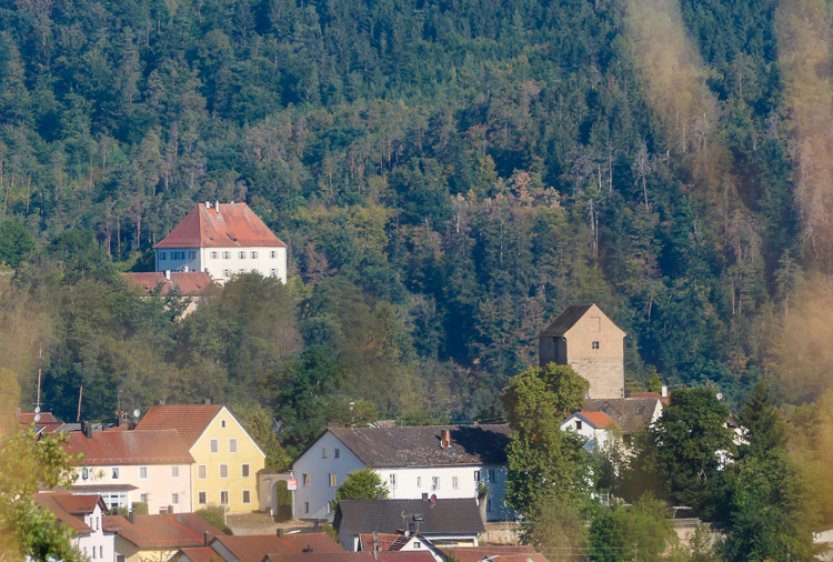 So schön könnten Schloss Stefling und Burg Hof am Regen im Lichte leuchten.
